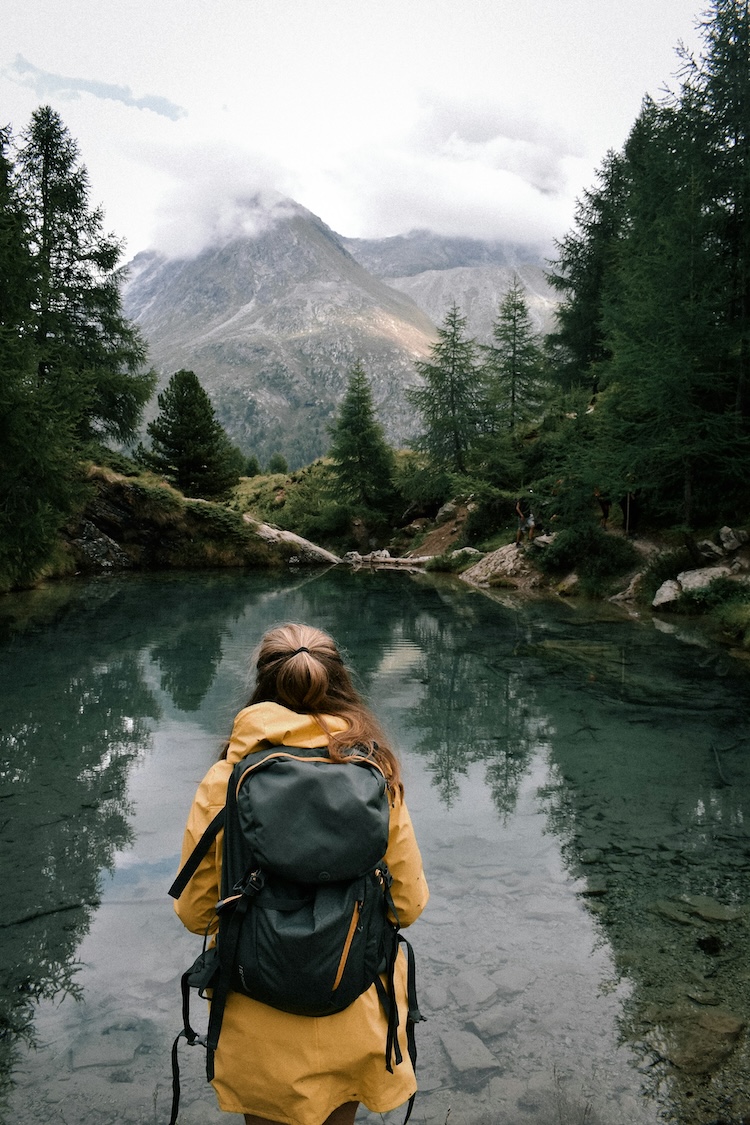Wandernde Person in den Bergen